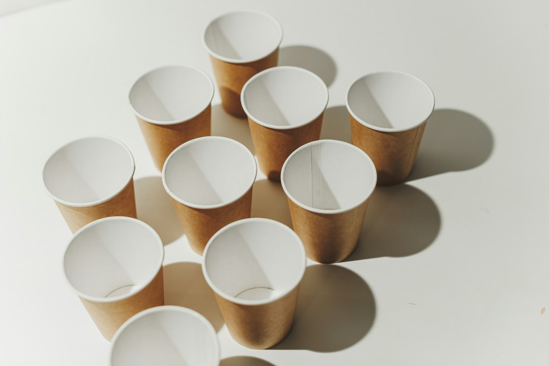 Disposable paper cups photo by Vlad Deep